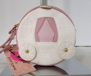 Luv Betsey Johnson Princesa Carruaje Muñequera Monedero Kitsch Cenicienta Nuevo con Etiquetas - Imagen 1 de 8
