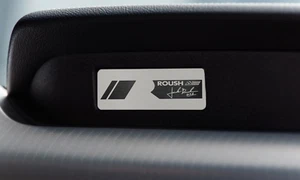 Insignia Roush 2015-2023 Mustang y GT, emblema de tablero de consola Roush 3 5/8" plateado - Imagen 1 de 2