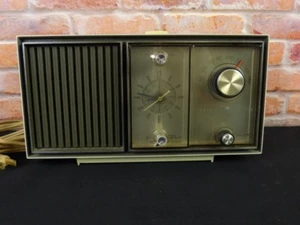 Vintage GE General Electric Clock Radio Lighted Dial - Picture 1 of 10