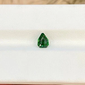 1.05 ct Best Grade VIVID Green / Natural Tsavorite Green Garnet - Fancy Pear !! - Picture 1 of 4