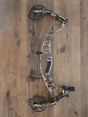 (RELISTED ITEM) Hoyt Ventum 30 RH Bow Realtree Edge Camo - Image 1 of 4