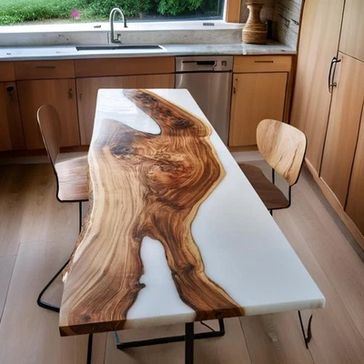 Mesa de río epoxi de borde vivo hecha a mano de lujo | Madera maciza y resina blanca perla | Foto 1 de 4