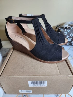 Босоножки Journee Collectio Kedzie на танкетке из искусственной замши с ремешками с открытым носком черные размер 7,5 - Изображение 1 из 4