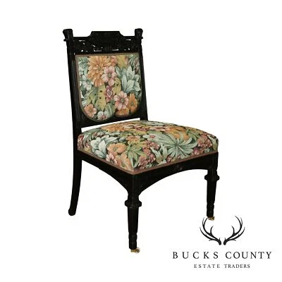 Silla auxiliar antigua estética tallada ebonizada Foto 1 de 4