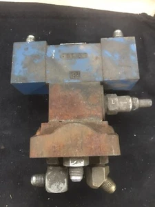D03 Hydraulisches Wegeventil mit Druckregelung und Sockel.   -6 JIC Beschläge. - Bild 1 von 3