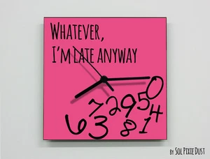 Lo que sea que llegue tarde de todos modos / Square Pink - Wall Clock - Imagen 1 de 4