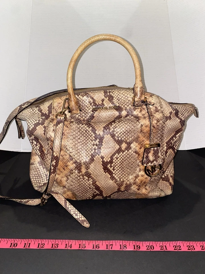 Bolso de hombro Michael Kors Riley beige pitón cuero en relieve Foto 1 de 4