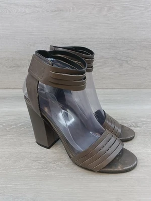 Sandalia para mujer Vince Lara gris Italia cuero con tiras tacón ancho 7,5 zapatos Foto 1 de 4