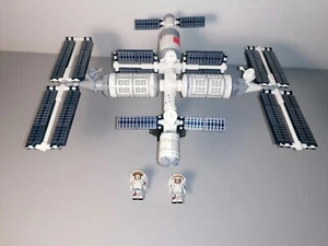 Brick Space Station with minifigure - Imagen 1 de 6
