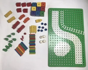 Juego de clavijas de madera vintage años 60 Playskool paisaje casas árboles vehículos ~ 85 piezas - Imagen 1 de 15