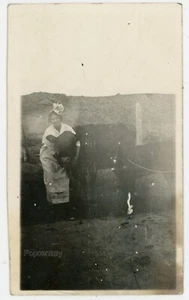 Fotografia Vintage 1919 Cartolina RPPC MONTANA Chance Allevamento Mucca Posa Foto Reale - Foto 1 di 2