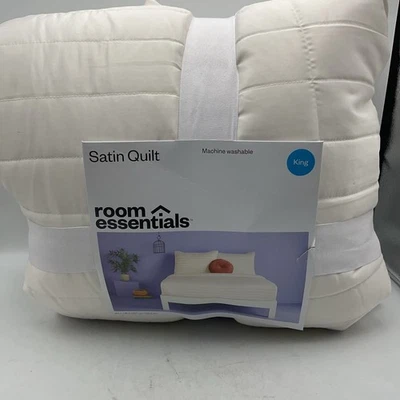 Room Essentials Satin Quilt King Size White 104in x 90in - Image 1 of 4
