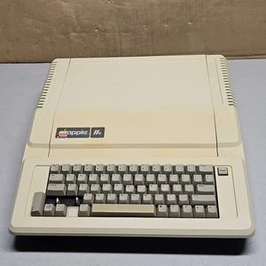 Vintage Apple IIe Computer 1982 - Powers On, Partial Keyboard, Parts - Bild 1 von 23