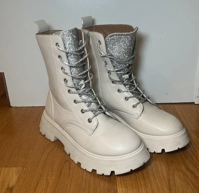 Botas Wild Diva para mujer talla 8,5 blancas suela de combate cremallera lateral lengüeta brillante Foto 1 de 4