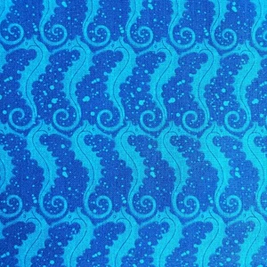 Tela de caballito de mar acolchado en blanco 1 yarda azul con estampado de sirena adicional de 1/2 yarda - Imagen 1 de 7