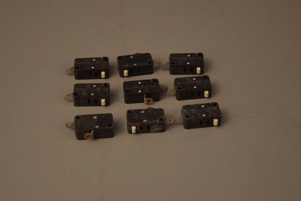 UNIMAX Micro Switch 10 Amp 250 Volts S Microswitch 2TM-1-W x 09 pcs 1278 NC - Image 1 of 4