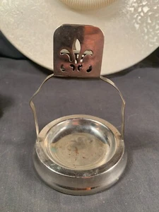 Cenicero redondo vintage de 4 y 3/16" de ancho con soporte de fósforo Fleur-de-lis alrededor de 1940 - Imagen 1 de 4