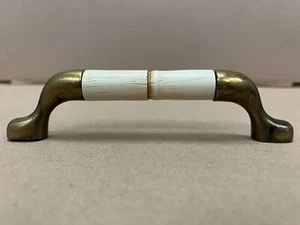 Centros de 128 mm con mango de gabinete Turnstyle Designs Amalfine D para hueso/bambú antiguo - Imagen 1 de 10