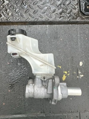 Conjunto de unidad de cilindro maestro de freno Nissan Máxima 2009-2014 Foto 1 de 4