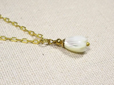 Halskette PERLMUTTBLÜTE Blume Kette Anhänger Frühling handmade weiß (2392) - Bild 1 von 4