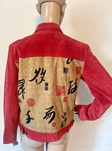 Nueva Chaqueta de Cuero Gamuza Roja Nueva con Etiquetas $198 al por menor Algodón Espalda Personajes Asiáticos Talla S - Imagen 1 de 17