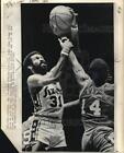 1972 Pressefoto Basketballspieler John Trapp & Clifford Ray, NBA-Spiel, PA