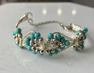 Bracciale artigianale con filo avvolto e perline blu con chiusura regolabile - Foto 1 di 6