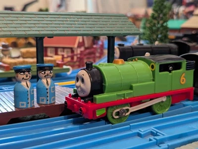 Tomy/Trackmaster RC Percy personalizado + furgoneta de freno, camión/carga de carbón, furgoneta y figuras Foto 1 de 4