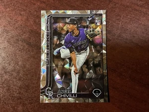 #117 Angel Chivilli 2025 Topps Series 2 Silver Diamante Foil Parallel #370 RC - Bild 1 von 2