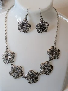 Schöne silberfarbene Blume filagran 18" Halskette & Ohrringe Set - Bild 1 von 10