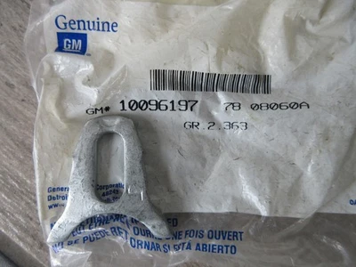Abrazadera de sujeción para distribuidor GM - NUEVA - varias - P/N 10096197 Foto 1 de 4