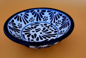 Plato baratija de cerámica Talavera, 5"" x 1,5"" detalle de pintura azul elevado en blanco - Imagen 1 de 2