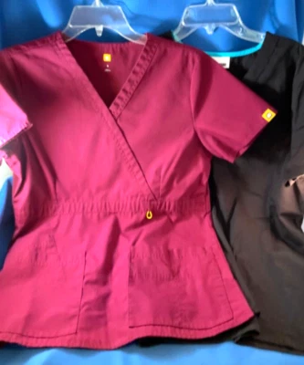 JUEGO DE 2 TOPS EXFOLIANTES PARA MUJER USADOS EN EXCELENTE ESTADO - NEGRO SCRUBSTAR Y ARÁNDANO ROJO GUIÑO - TALLA S Foto 1 de 3