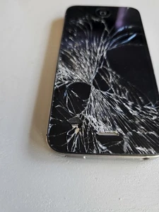 Apple iPhone 4 Negro 8GB A1387 Pantalla agrietada Enciende Funciona para Piezas - Imagen 1 de 8