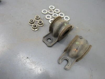 Оригинальные кронштейны втулок задних стабилизаторов подвески Nissan 350Z 2003-2009 годов выпуска - Изображение 1 из 4