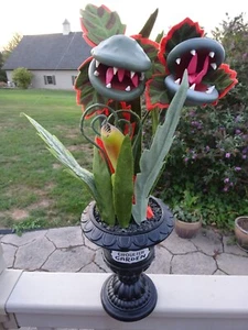 TARGET HALLOWEEN Ghoulish Garden 2 Head Venus Fly Trap 17" Hyde & EEK! 2020 - Picture 1 of 7