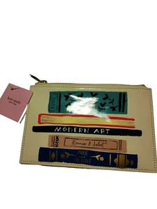 Neu Kate Spade New York Bleistift Reißverschluss Etui mit gestapelten klassischen Büchern Motiv - Bild 1 von 2