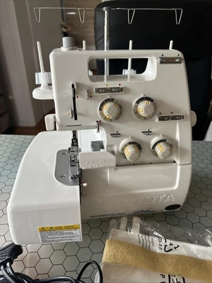 Overlock Nähmaschine Toyota SL1T-X - Bild 1 von 4