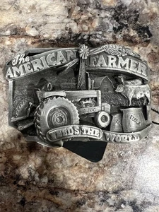 FIBBIA VINTAGE 1983 **AGRICOLTORE AMERICANO NUTRE IL MONDO** - Foto 1 di 7