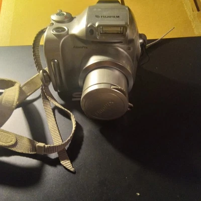 Fujifilm Finepix 2800 Zoom Digital Camera | 2.0MP | TESTED - Image 1 of 4