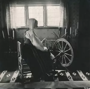 Ph. Paul Coze - SUÈDE c.1935 - Jeune Fileuse Leksand Dalécarlie - Div 7798 - Imagen 1 de 2