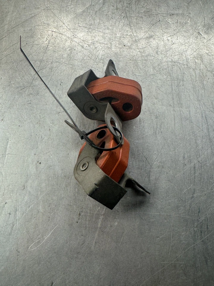 Juego de 2 soportes de suspensión de escape laterales derecho/izquierdo Porsche Panamera 2010-16 OEM E4059696 Foto 1 de 4