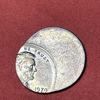 Full Date 1979 Lincoln Memorial Off Center Error Coin - Image 1 of 4