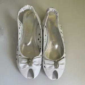Weiße flache Schuhe aus Kunstleder und offener Zehenpartie Größe 37 glänzende Fliege - Bild 1 von 5