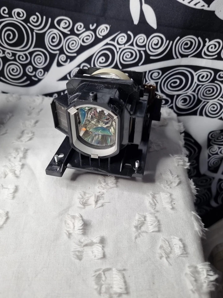 V7 245 W Projector Lamp for DUKANE, Hitachi, infocus, 3m VPL2367 - Image 1 of 4