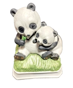 Caja de música de cerámica Panda Bears Mom Baby Gorham Japón de colección "Love Me Tender" 5 en H - Imagen 1 de 6