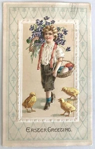 Vintage 1911 Ostern Postkarte Junge lila Blumen Korb farbige Eier Baby Küken - Bild 1 von 6