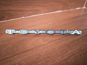 TOYOTA REAR TRUNK EMBLEM BADGE Fit TOYOTA CROWN MS50 MS60? OEM 1970s - Foto 1 di 13