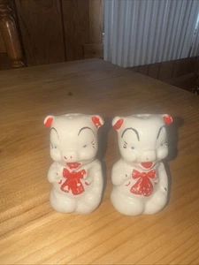 Vintage SHAWNEE RARE Pig With Bow Salt & Pepper Shakers Red Blue 3.5" X 1.75 - Picture 1 of 11