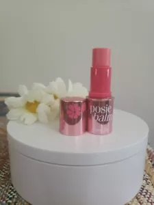 Benefit Cosmetics Posie Lippenbalsam feuchtigkeitsspendend getönt Reisegröße 0,05oz/1,4g Neu! - Bild 1 von 15
